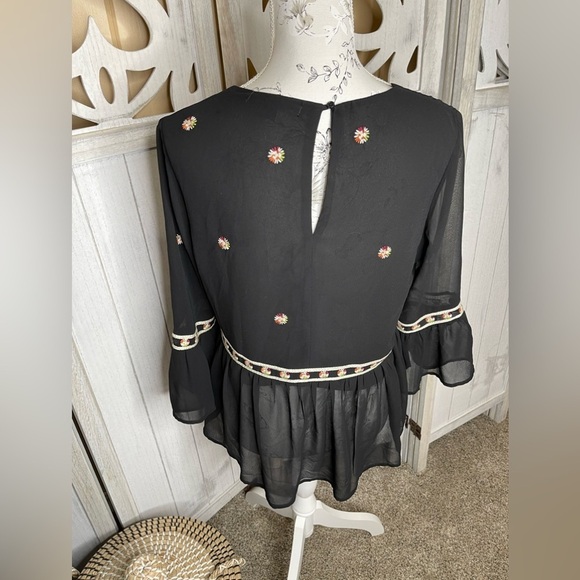 Harlowe & Graham Lightweight Black Peasant Embroidered Floral Size Medium - Picture 3 of 6